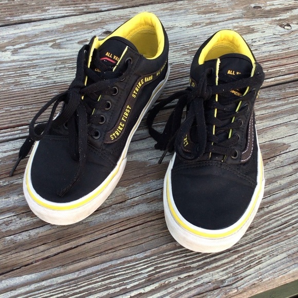 VANS Cobra Kai x Old Skool Cobra Kai Dojo
Black Yellow Size 7.5 Mens - Picture 4 of 13